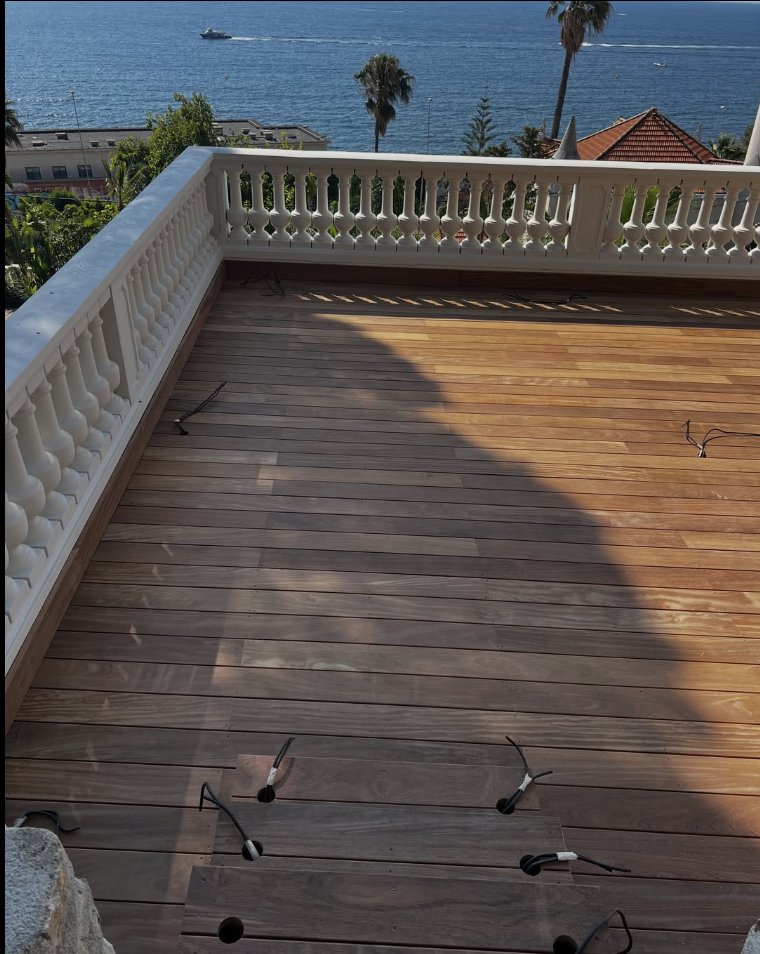 Terrasse en bois exotique sur un toit-terrasse avec vue sur la mer
